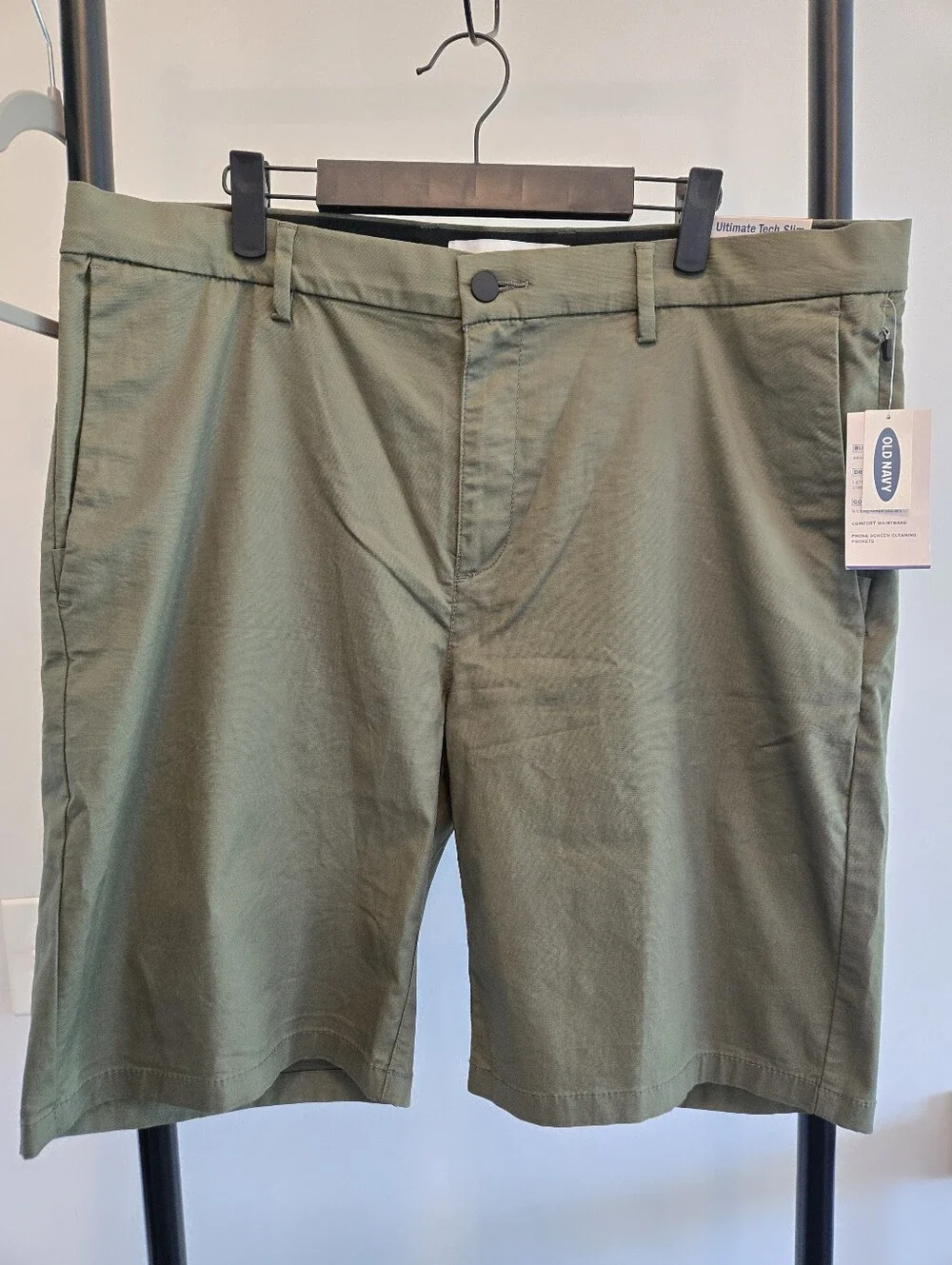 New. Old Navy Ultimate Tech Slim Stretch Shorts – Men’s Size 38 Olive Green